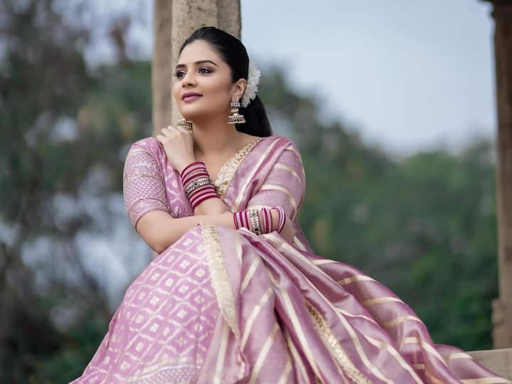 Anchor Sreemukhi : తెలుగు యాంకర్ శ్రీముఖి చాలా అందంగా, కుందనపు బొమ్మలా ముస్తాబైంది. సూపర్ సింగర్ కార్యక్రమం కోసం అచ్చమైన తెలుగమ్మాయిలా రెడీ అయింది శ్రీముఖి.