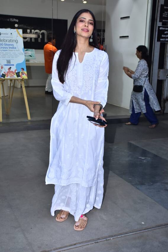 पांढऱ्या ड्रेसमध्ये मालविकाचा घायाळ करणारा लूक