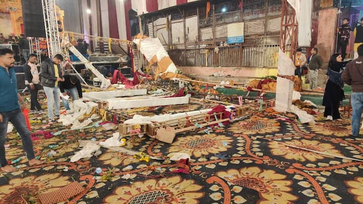 Kalkaji Temple Incident News: दक्षिणी-पूर्वी दिल्ली स्थित कालकाजी मंदिर के मंहत परिसर में बीती रात माता के जागरण के दौरान मंच भराभराकर गिरने से बड़ा हादसा हो गया. देखें कैसा था दिल दहलाने वाला नजारा.