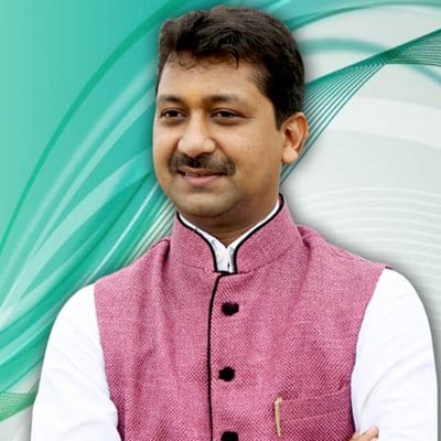 सुमित कुमार सिंह पास नकद 2.52 लाख और उनकी पत्नी के पास 3.11 लाख है. पति-पत्नी के पास 50 लाख की ज्वेलरी है. एक बैंक में उनकी 1.11 करोड़ का एफडी है. वहीं पत्नी की भी 73 लाख का एफडी है. उन्होंने अपने हलफनामें में यह जानकारी दी.