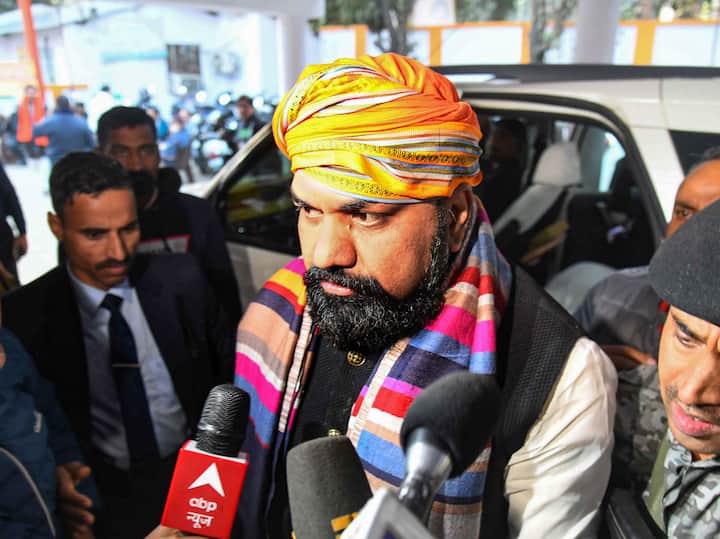 साल 2020 के हलफनामे के मुताबिक सम्राट चौधरी के पास कुल 16 लाख 83 हजार 93 रुपये कैश हैं. इसके अलावा उनके पास 1,32,58,408 रुपये की एग्रीकल्चर लैंड, जबकि 5,21,56,744 रुपये की नॉन एग्रीकल्चर लैंड है.