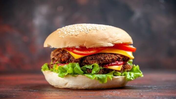 hotel style crispy crunchy burgers at home recipe बच्चों को पसंद है जंक फूड तो बाहर की बजाय घर पर बना कर खिलाएं होटल जैसा क्रिस्पी और क्रंची बर्गर, नोट करें रेसिपी