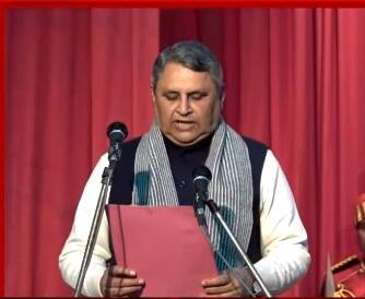 जेडीयू की तरफ विजय कुमार चौधरी ने मंत्री पद की शपथ ली है.
