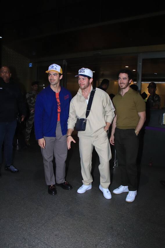 निक जोनास प्रियांका चोप्रा शिवाय पोहोचला मुंबईत