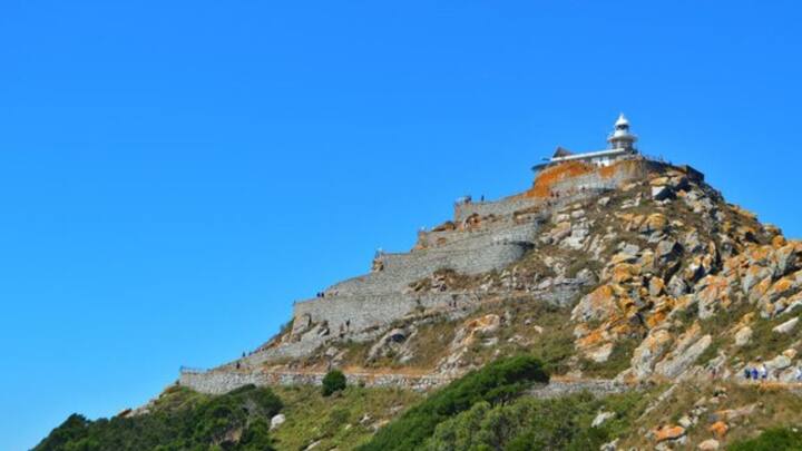 পরিবারের কোনও গ্রহণ না করায় ছোট্টবেলাতেই মনাস্ট্রির সিঁড়িতে কেউ বা কারা ফেলে যান মাইকেলকে। মাউন্ট আথোসের উপর অবস্থিত ছিল সেই মনাস্ট্রি। সেটিই মাইকেলের বাড়ি হয়ে ওঠে। ছবি: ফ্রিপিক