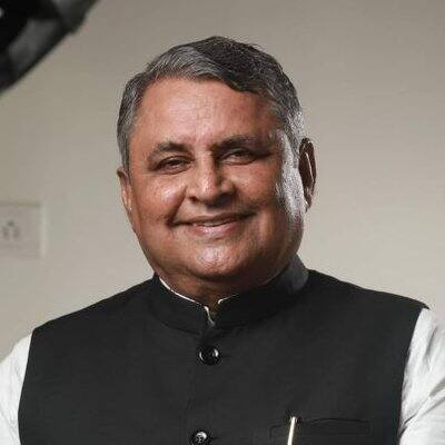 विजय कुमार चौधरी के पास कुल चल-अचल संपत्ति 99 लाख 67 हजार रुपये है. इसमें अचल संपत्ति 67 लाख और चल संपत्ति 32 लाख रुपये है. हालांकि, उनकी पत्नी गंगा चौधरी के पास विजय कुमार चौधरी से अधिक चल-अचल संपत्ति है. उनके पास कुल 1, करोड़ 8 लाख रुपये की संपत्ति है. उन्होंने 2020 के हलफनामे में यह जानकारी दी.