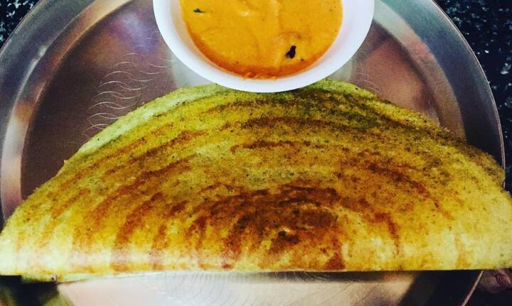 அடுத்து அரிசியை 1 மணிநேரம் ஊறவைக்கவும். பின்பு மிக்ஸி ஜாரில் ஊறவைத்த அரிசி, நறுக்கிய பச்சை மிளகாய், இஞ்சி, கல் உப்பு, சீரகம், மஞ்சள் தூள், பெருங்காயத்தூள், மற்றும் ஊறவைத்த பச்சை பயறு சேர்த்து தண்ணீர் இன்றி அரைக்கவும்.