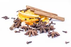Health Benefits of Clove : इवल्याश्या लवंगाचे चमत्कारिक फायदे; 'असं' बनवा लवंगाचे पाणी