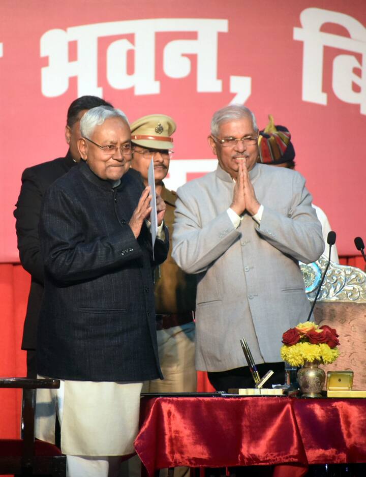 बिहार में राजनीतिक उथल-पुथल के बीच रविवार (28 जनवरी) को नई सरकार ने शपथ ले ली. नीतीश कुमार ने बिहार के नए मुख्यमंत्री के रूप में शपथ ली. बीजेपी के सम्राट चौधरी और विजय कुमार सिन्हा को उपमुख्यमंत्री बनाया गया है.