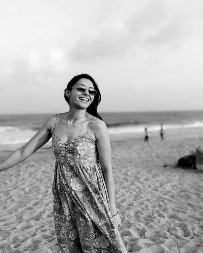Actress Andrea : பீச்சில் ஜாலியாக சுற்றித்திரியும் நடிகை ஆண்ட்ரியா!