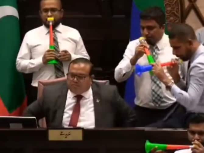 MPs Punches Snatch Mic From Speaker Inside Maldives Parliament | Maldives Parliament: రౌడీల్లా కొట్టుకున్న మాల్దీవుల ఎంపీలు, రణరంగాన్ని తలపించిన పార్లమెంట్