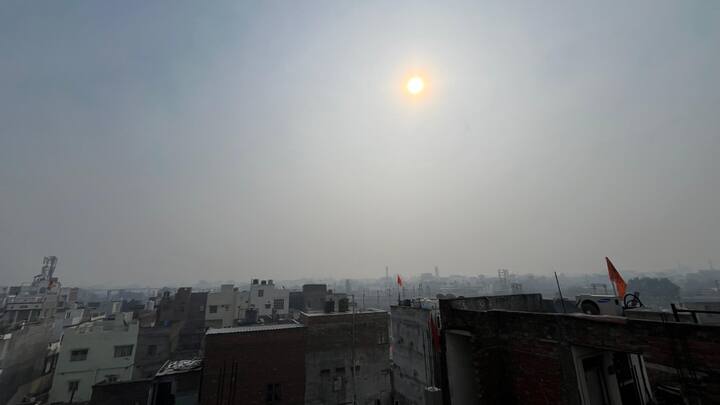 UP Weather Today: उत्तर प्रदेश में आज यानी 28 जनवरी को धूम खिलने की वजह से लोगों को कड़ाके की ठंड और कोहरे से राहत मिली है. आज सुबह से ही मौसम के तापमान में राहत देखी गई,.रविवार को धूप निकलने की वजह से गलन वाली ठंड से लोगों को राहत मिली है.