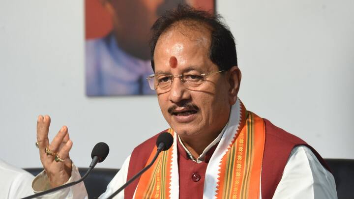 साल 2020 के हलफनामे के मुताबिक, उपमुख्यमंत्री विजय कुमार सिन्हा की कुल संपत्ति 8 करोड़ 93 लाख 71 हजार 448 रुपये थी. उस समय उनकी चल संपत्ति 1 करोड़ 78 लाख 71 हजार 448 रुपये थी, जिसमें बैंक डिपॉजिट, गाड़ी, बॉन्ड शामिल थे. उनके पास 22 लाख 75 हजार रुपये कीमत की ज्वेलरी है.
