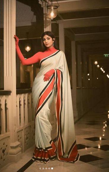 ਸ਼ਿਲਪਾ ਸ਼ੈੱਟੀ ਦੀਆਂ ਇਨ੍ਹਾਂ ਤਸਵੀਰਾਂ 'ਤੇ ਉਨ੍ਹਾਂ ਦੇ ਲੱਖਾਂ ਪ੍ਰਸ਼ੰਸਕ ਕਮੈਂਟ ਕਰਦੇ ਨਜ਼ਰ ਆ ਰਹੇ ਹਨ ਜਿਵੇਂ ਕਿ ਖੂਬਸੂਰਤ ਔਰਤ, ਖੂਬਸੂਰਤ, ਰਾਣੀ, ਸਾੜੀ 'ਚ ਸੁਪਰ ਲੁਕ, ਖੂਬਸੂਰਤੀ ਦਾ ਉੱਚ ਪੱਧਰ ਅਤੇ ਹੌਟੀ।