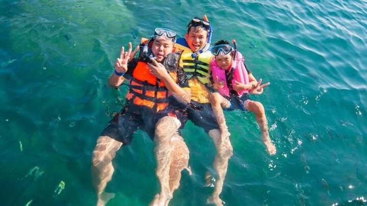 स्कूबा डाइविंग के माध्यम से समुद्र के नीचे छुपी एक सुंदर दुनिया का अनुभव किया जा सकता है. स्कूबा डाइविंग के लिए अगत्ती और कवरत्ती द्वीपों को सर्वश्रेष्ठ माना जाता है.