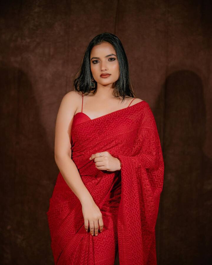 అనసూయ తర్వాత 'జబర్దస్త్' షో యాంకర్ పోస్టులో పలువురు కనిపించారు. అయితే ఎక్కువ కాలం అనసూయలా ఎవరూ కంటిన్యూ కాలేదు. ప్రజెంట్ ఆ షోకి సిరి హనుమంతు యాంకరింగ్ చేస్తున్నారు. (Image Courtesy: sirihanmanth / Instagram)