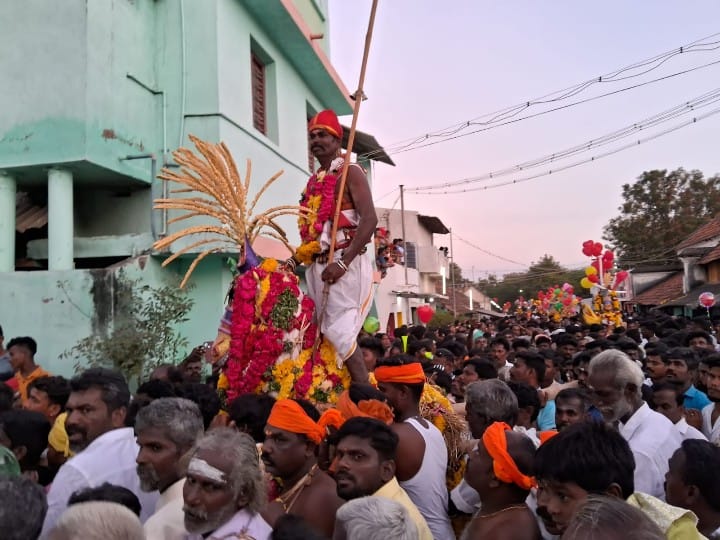 மதுரை கம்பூர் கிராமத்தில் நடந்த புரவி எடுப்பு திருவிழா; ஈட்டிக்காரன் அருள் வாக்கை மதிக்கும் கிராம மக்கள் நெகிழ்ச்சி !