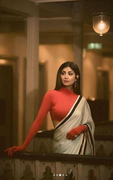 ਤਸਵੀਰਾਂ 'ਚ ਸ਼ਿਲਪਾ ਸ਼ੈੱਟੀ ਇੱਕ ਤੋਂ ਵਧ ਕੇ ਇੱਕ ਪੋਜ਼ ਦਿੰਦੀ ਨਜ਼ਰ ਆ ਰਹੀ ਹੈ, ਜਿਨ੍ਹਾਂ 'ਤੇ ਪ੍ਰਸ਼ੰਸਕਾਂ ਦਾ ਦਿਲ ਹਾਰ ਗਿਆ ਹੈ।