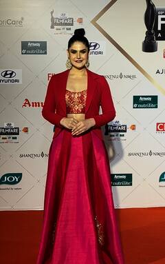 69th Filmfare Award: ब्लैक गाउन में जाह्नवी कपूर ने बिखेरा हुस्न का जलवा...तो करिश्मा ने बैकलेस ड्रेस में दिए पोज, सितारों से सजी फिल्मफेयर की शाम