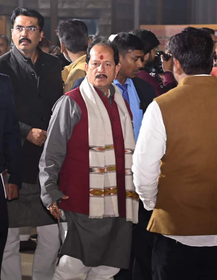 विजय सिन्हा के पास 8,93,71,448 रुपये की जमीन से लेकर अन्य संपत्तियां हैं. सिन्हा और उनके परिवार के बैंक खातों में 70 लाख रुपये जमा हैं, जबकि कैश 1 लाख रुपये हैं. वहीं कमर्शियल, एग्रीकल्चर और आवास मिलाकर इनके पास कुल 7.15 करोड़ रुपये की संपत्ति है.
