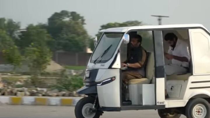 पाकिस्तान में कई सारी कंपनियां ई रिक्शा बना रही है और बेच रही है. वहीं अगर पाकिस्तान के पहले ई रिक्शा की बात की जाए तो यह साजगार इलेक्ट्रिक कंपनी ने बनाया है.