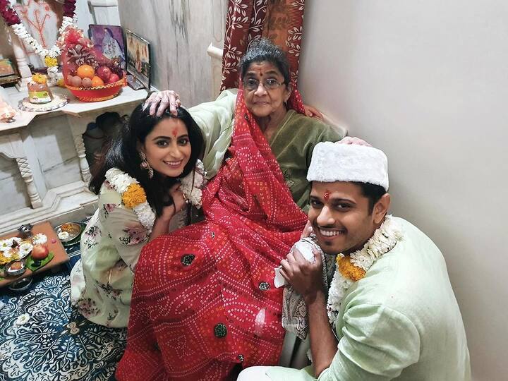 अपने इस स्पेशल दिन पर नील और ऐश्वर्या ने अपने बड़ों का आशीर्वाद भी लिया.