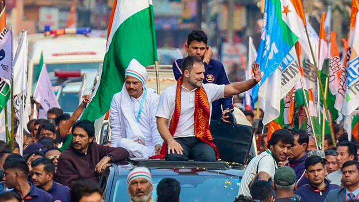 সেদিন রাহুল গাঁধী বলেন, 'বাংলা একটা বিশেষ জায়গা। ব্রিটিশদের বিরুদ্ধে যে আদর্শগত লড়াই, তা শুরু হয়েছিল বাংলা থেকেই। আপনি বাঙালি, দেশকে রাস্তা দেখানো আপনার কর্তব্য়। রবীন্দ্রনাথ ঠাকুর করেছিলেন, সুভাষচন্দ্র বোস করেছিলেন, বিবেকানন্দ করেছিলেন। আপনাদের মধ্য়ে সেই ক্ষমতা আছে। আপনারা যদি রাস্তা দেখানোর কাজ না করেন, দেশ আপনাকে ক্ষমা করবে না। এই আগুন বাংলার প্রত্য়েক ব্য়ক্তির মধ্য়ে আছে।'