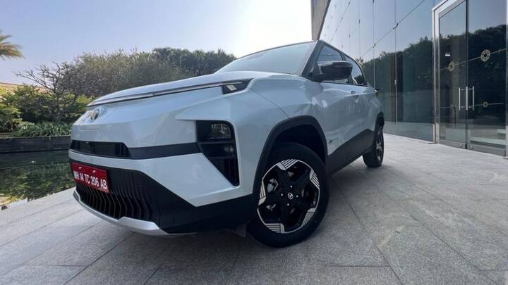 গাড়ির সামনে স্পেস যথাযথ, তবে পিছনের সিটে দুজনেরই জায়গা হয় ভালভাবে। মাঝে কোনও হেডরেস্ট নেই, চওড়াটা বেশ আঁটোসাঁটো হলেও পা রাখার স্পেস যথাযথ।   ছবি- নিজস্ব