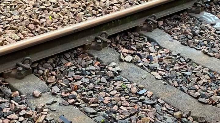 इसलिए इन पत्थरों का होना जरूरी है. यह पत्थर इसलिए भी होते हैं क्योंकि जब ट्रेन तेज गति से चलती है तो ट्रैकों में काफी तेज वाइब्रेशन होता है. यह पत्थर उस वाइब्रेशन को कम करते हैं. इन पत्थरों को ट्रैक बैलस्ट कहा जाता है.