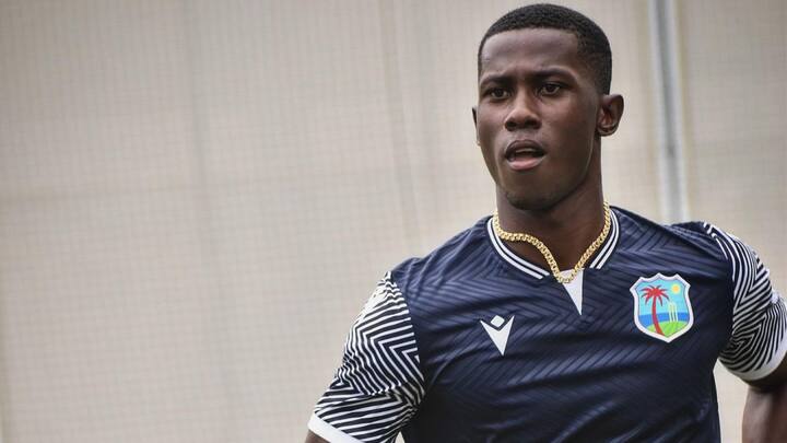 পরে ক্যারিবিয়ান প্রিমিয়ার লিগে গায়ানা ওয়ারিয়র্স দলে নেট বোলার হিসাবে ডাক পান। সেখানে নজর কেড়ে নেওয়ার পর মূল দলেও জায়গা করে নেন। কিমো পলের পরিবর্ত হিসাবে। দু'টি ম্যাচেও খেলেন। আর পিছনে ফিরে তাকাতে হয়নি। (ছবি - ওয়েস্ট ইন্ডিজ় ক্রিকেট বোর্ডের ফেসবুক)