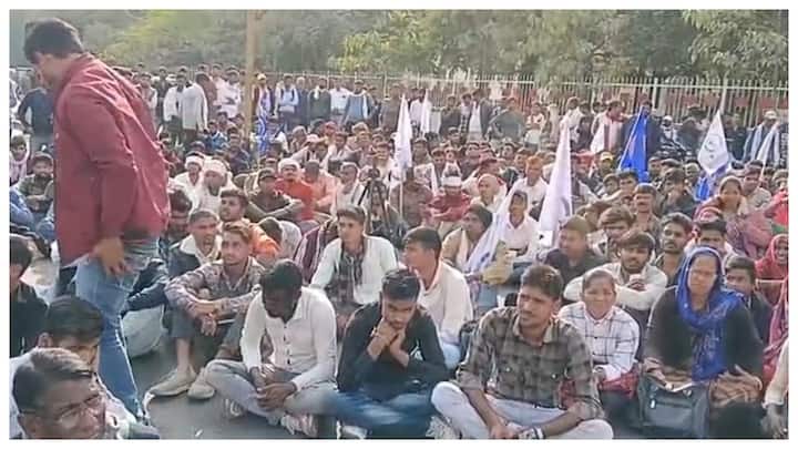 Rajasthan news Youth of tribal organization in Udaipur staged a protest on the streets in front of the Collectorate ann Rajasthan: उदयपुर में आदिवासी संगठन के युवा सड़कों पर उतरे, कलेक्ट्रेट के सामने दिया धरना