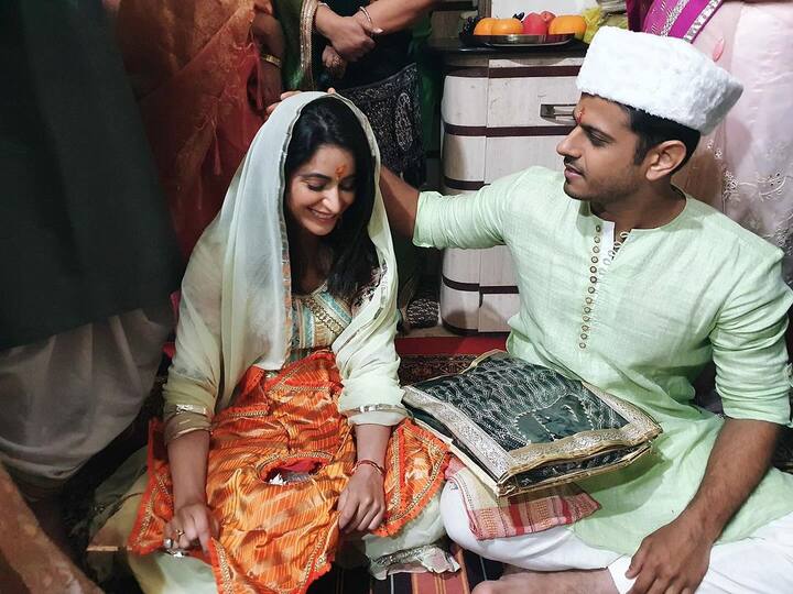 इस फोटो में नील अपनी बीवी को निहारते हुए नजर आ रहे हैं. वहीं ऐश्वर्या सिर पर दुपट्टा रखे शर्माती दिखाई दे रही हैं.
