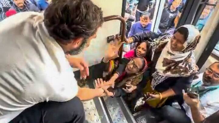 দু’দিনের বিরতির পর, রবিবার বঙ্গে ফের ভারত জোড়ো ন্যায় যাত্রায় অংশ নিয়েছিলেন রাহুল গাঁধী। আর আসন সমঝোতা নিয়ে তৃণমূল ও কংগ্রেস মধ্যে টানাপড়েনের মধ্যেই, বাংলাকে পথ দেখানোর আহ্বান জানিয়েছেন রাহুল। তিনি বলেছেন, 'বাংলায় যে ভালবাসা পেয়েছি, তা আর কোথাও পাইনি। আপনি বাঙালি, দেশকে রাস্তা দেখানো আপনার কর্তব্য়।'