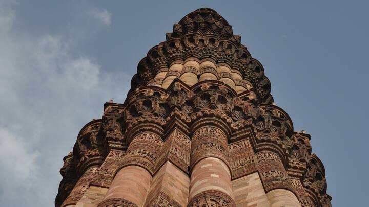 भगदड़ जब शांत हुई तो अंदर का दृश्य भयावह था. वहां कई लोग घायल और मृत पड़े थे. उस वक्त के अख़बार हिंदुस्तान टाइम्स ने रिपोर्ट छापी की इस भगदड़ में 45 लोग मारे गए. जबकि, 21 लोग घायल हुए थे. यही वजह है कि तब से लेकर अब तक कुतुब मीनार के दरवाजे बंद हैं.