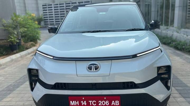 ৩৬৬ লিটারের বুট স্পেস রয়েছে এই গাড়িতে। আর ড্রাইভিং এক্সপিরিয়েন্সের কথা বলতে গেলে দুটো ব্যাটারি প্যাক একে আলাদা শক্তি দিয়েছে বলা চলে।   ছবি- নিজস্ব