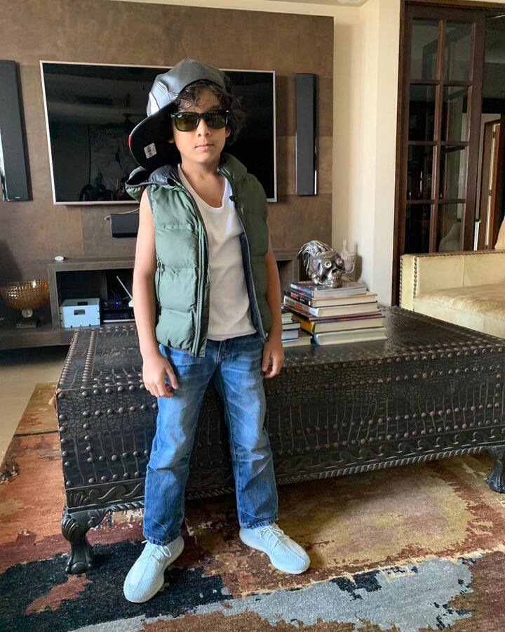 वहीं लिविंग एरिया में एक बड़ा सा टीवी लगा हुआ है. साथ ही फ्लोर पर एक सुंदर सा कार्पेट भी बिछाया गया है.