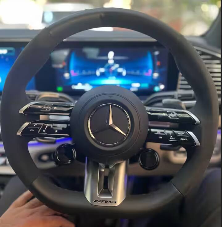 ਕਾਰ ਅੰਦਰੋਂ ਬਾਹਰੋਂ ਵਿਜ਼ੂਅਲ ਟਵੀਕਸ ਪ੍ਰਾਪਤ ਕਰਦੀ ਹੈ, ਪਰ ਬਾਹਰੋਂ ਇਹ ਕੂਪ ਸਟਾਈਲ ਵਿੱਚ ਆਉਂਦੀ ਹੈ ਅਤੇ ਇਸਦਾ ਨਵਾਂ ਰੂਪ ਹੈ ਅਤੇ ਸਟਾਈਲਿੰਗ ਸਟੈਂਡਰਡ GLE ਨਾਲੋਂ ਵੱਡੀ ਅਤੇ ਸਪੋਰਟੀ ਹੈ ਅਤੇ ਹਮਲਾਵਰ ਹੈ। ਫਰੰਟ 'ਤੇ ਤੁਸੀਂ ਨਵੀਂ ਲਾਈਟਿੰਗ ਸਿਗਨੇਚਰ, ਨਵਾਂ ਬੰਪਰ ਡਿਜ਼ਾਈਨ, ਨਵਾਂ AMG ਲੋਗੋ ਅਤੇ ਵਰਟੀਕਲ ਸਲੇਟਸ ਦੇ ਨਾਲ ਗ੍ਰਿਲ ਦੇ ਨਾਲ-ਨਾਲ ਨਵੀਂ ਮਲਟੀਬੀਮ LED ਹੈੱਡਲਾਈਟਸ ਦੇਖੋਗੇ। ਸਾਈਡਾਂ 'ਤੇ ਨਵੇਂ 22 ਇੰਚ ਦੇ ਅਲਾਏ ਵ੍ਹੀਲ ਹਨ, ਜਦੋਂ ਕਿ ਪਿਛਲੇ ਪਾਸੇ ਨਵੇਂ ਟੇਲ ਲੈਂਪ ਦਿੱਤੇ ਗਏ ਹਨ।