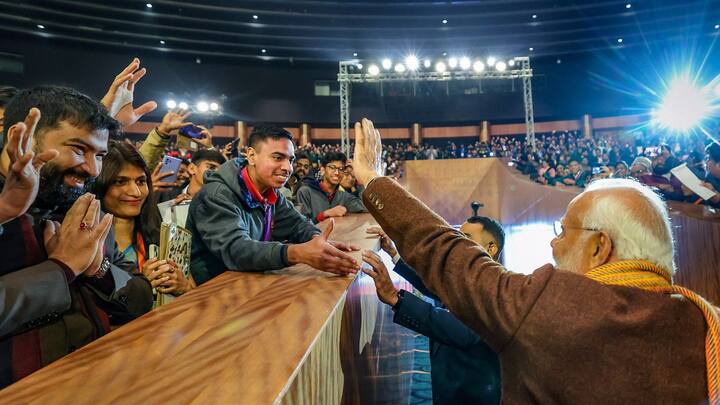 imagপ্রধানমন্ত্রীকে দেখে উচ্ছ্বাসে ভেসেছেন পড়ুয়ারা। পড়ুয়াদের দিকে হাত নাড়ান মোদি। তাঁকে দেখে কেউ ডাকছিলেন, কেউ হাত জোড় করে নমস্কার করেন। কেউ করমর্দনের জন্য বাড়িয়ে দেন হাত। e 9