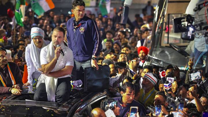 লোকসভা ভোটের আগে, ভারত জোড়ো যাত্রার দ্বিতীয় অধ্য়ায়, ভারত জোড়ো ন্য়ায় যাত্রা কর্মসূচি শুরু করেছে কংগ্রেস। মণিপুর থেকে শুরু হওয়া সেই ন্য়ায়যাত্রা, নাগাল্য়ান্ড, অসম, মেঘালয় ঘুরে এসে পৌঁছেছে পশ্চিমবঙ্গে। এই ন্য়ায় যাত্রায় আগাগোড়া রাহুলের নিশানায় কেন্দ্রের বিজেপি সরকার।