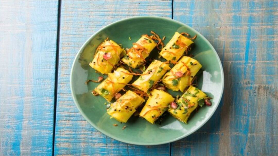 तमाम कोशिशों के बाद अगर बिगड़ जाती है आपकी भी खांडवी तो इस तरीके से बनाकर देखें, खाकर लगेगा गुजरात पहुंच गए Follow these easy tips to make a market-like perfect khandvi तमाम कोशिशों के बाद अगर बिगड़ जाती है आपकी भी खांडवी तो इस तरीके से बनाकर देखें, खाकर लगेगा गुजरात पहुंच गए