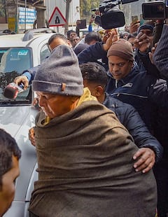 ED की पूछताछ के बाद बाहर निकले लालू यादव, सामने आई तस्वीरें