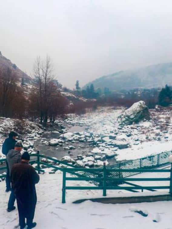 जम्मू कश्मीर के कई इलाकों में हुई भारी बर्फबारी, चढ़ा पारा