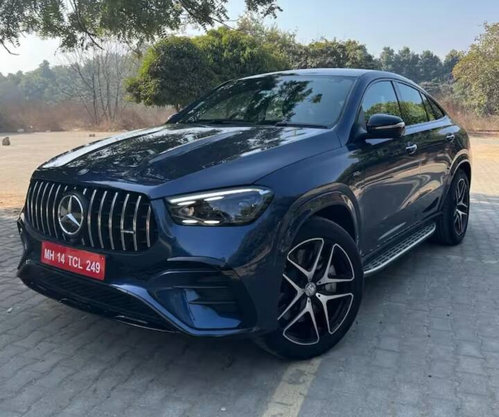 AMG ਵਿਸ਼ੇਸ਼ ਛੋਹਾਂ ਵਿੱਚ ਵਿਸ਼ੇਸ਼ ਤੌਰ 'ਤੇ ਟਿਊਨਡ ਸਸਪੈਂਸ਼ਨ, ਬ੍ਰੇਕ ਅਤੇ ਸਟੀਅਰਿੰਗ ਸ਼ਾਮਲ ਹਨ, ਜਦੋਂ ਕਿ ਤੁਸੀਂ ਸਟੀਅਰਿੰਗ ਵ੍ਹੀਲ ਨਿਯੰਤਰਣ ਦੁਆਰਾ ਐਗਜ਼ੌਸਟ ਨੂੰ ਵੀ ਐਡਜਸਟ ਕਰ ਸਕਦੇ ਹੋ। ਕੁੱਲ ਮਿਲਾ ਕੇ, GLE ਕੂਪ ਇਸਦੀ ਵੱਡੀ ਗਰਾਊਂਡ ਕਲੀਅਰੈਂਸ ਦੇ ਕਾਰਨ ਪ੍ਰਦਰਸ਼ਨ-ਕੇਂਦ੍ਰਿਤ ਲੋਕਾਂ ਦੇ ਨਾਲ-ਨਾਲ ਰੋਜ਼ਾਨਾ ਯਾਤਰੀਆਂ ਲਈ ਇੱਕ ਵਧੀਆ ਵਿਕਲਪ ਹੈ।