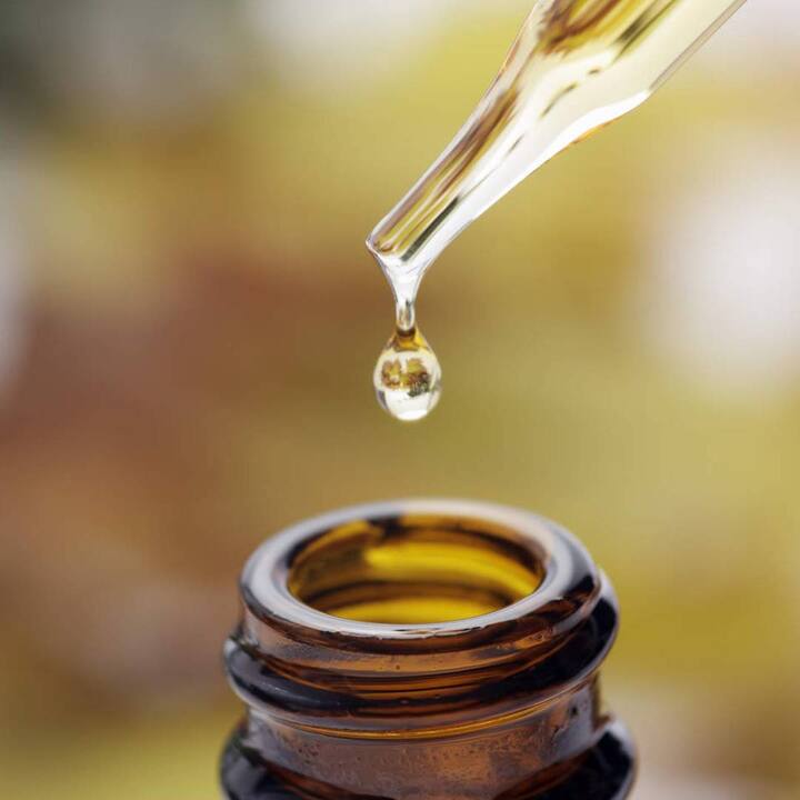 ਵਿਟਾਮਿਨ ਈ ਚਮੜੀ ਲਈ ਬਹੁਤ ਫਾਇਦੇਮੰਦ ਹੁੰਦਾ ਹੈ। ਇਹ ਚਮੜੀ ਨੂੰ ਚਮਕਦਾਰ ਬਣਾਉਂਦਾ ਹੈ, ਝੁਰੜੀਆਂ ਅਤੇ ਉਮਰ ਦੇ ਧੱਬਿਆਂ ਨੂੰ ਘਟਾਉਣ ਵਿੱਚ ਮਦਦ ਕਰਦਾ ਹੈ ਅਤੇ ਚਮੜੀ ਨੂੰ ਮੁਲਾਇਮ ਅਤੇ ਸਿਹਤਮੰਦ ਬਣਾਉਂਦਾ ਹੈ।