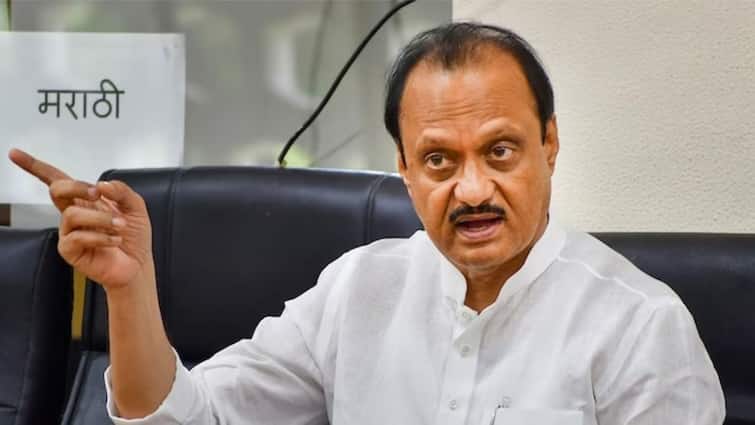 ajit pawar says i pay the bill in Government Rest House then i do not want to see worker who did not provide water to party workers in satara Ajit Pawar : मी सर्व बिलं चुकते करतो, 'हा' परत इथं दिसल्यास तुम्ही दिसणार नाही! अजित पवारांचा सज्जड दम