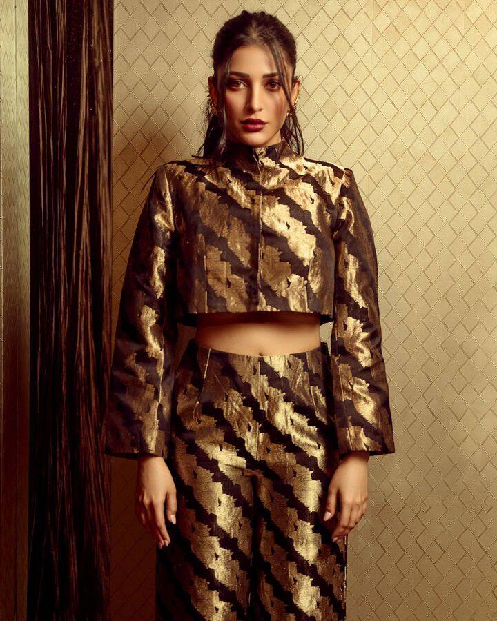 ज्यात ती गोल्डन ड्रेसमध्ये दिसत आहे. (pc:shrutzhaasan/iig)