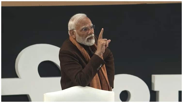 Pariksha Pe Charcha 2024 By PM Modi Prime Minister Revealed How he sleeps importance of health exercise and nutrition for students Pariksha Pe Charcha 2024: पीएम मोदी ने बच्चों के सामने खोला अपनी नींद का राज, बताया- वे किस तरह सोते हैं?
