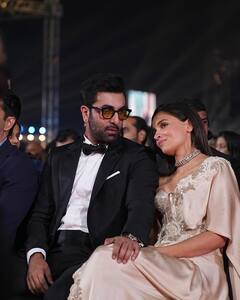 Alia Bhatt Photos : ஜோடியாக பிலிம்ஃபேர் விருதை தட்டி சென்ற ஆலியா பட் - ரன்பீர் கபூர்!