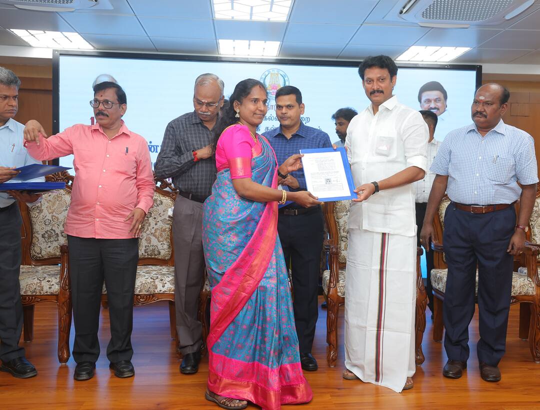 வட்டாரக்‌ கல்வி அலுவலர்களுக்கு நேரடி பணி நியமன ஆணை வழங்கிய அமைச்சர்‌ அன்பில்