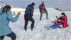 Kashmir Snowfall: बर्फबारी ने लौटाई पर्यटन क्षेत्र की रौनक, घाटी में फिर वापस लौटने लगे पर्यटक